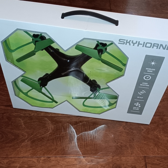 Brand NEW in Box SkyHornet Quadrocopter Drone - Picture 2 of 4